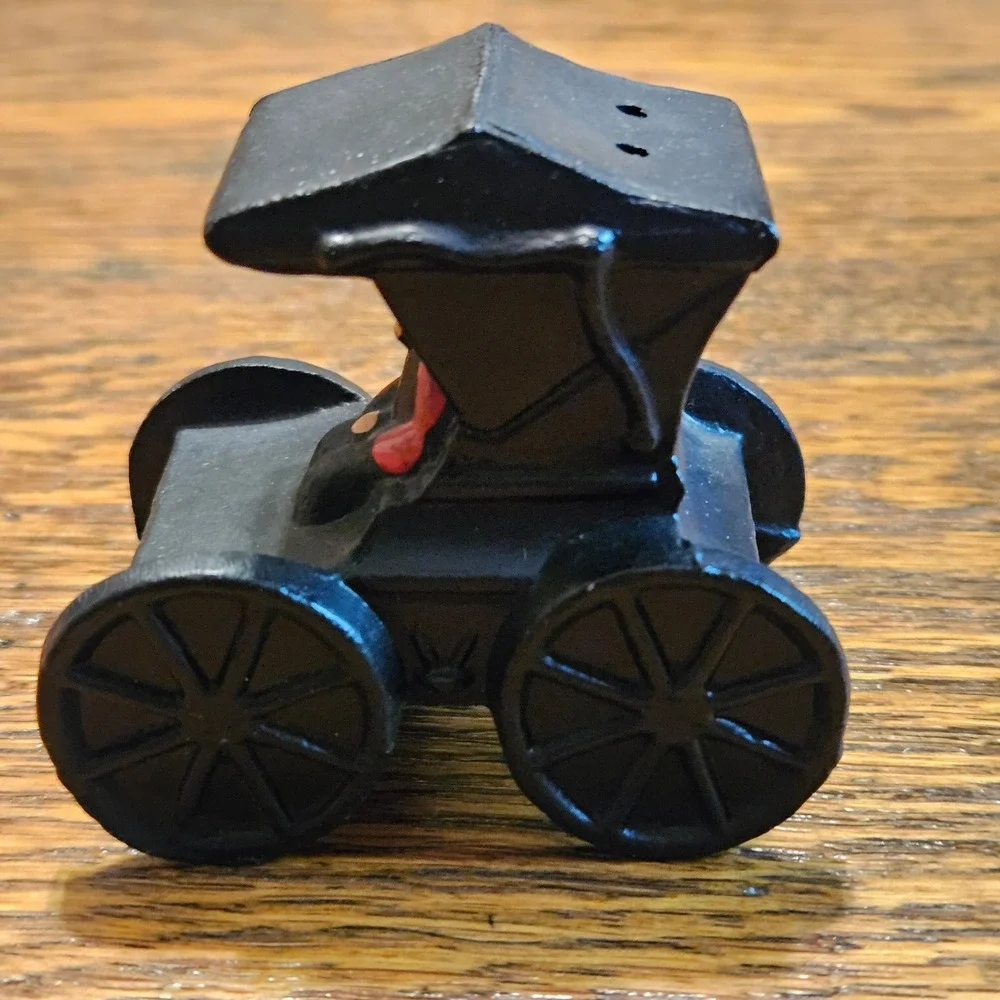 VINTAGE CAST IRON BLACK METAL AMISH SALT‎ OR PEPPER SHAKER HORSE CARRIAGE SHAPED